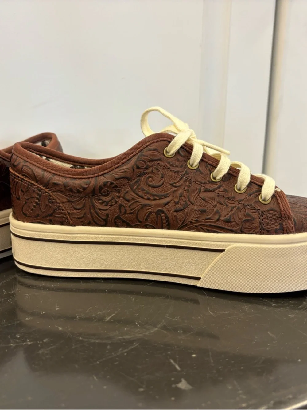 Ariat Cream and Brown Paisley Interior Label - Picture 3 of 5